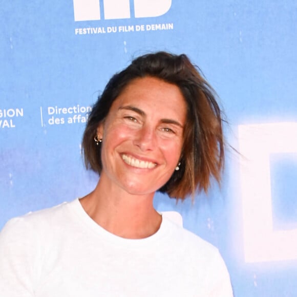 ... qui l'a aidée pour l'écriture de son premier seul en scène baptisé "Tous les risques n'auront pas la saveur du succès".
Alessandra Sublet au photocall de la première édition du Festival du Film de Demain au Ciné Lumière à Vierzon, France, le 4 juin 2022. © Coadic Guirec/Bestimage 