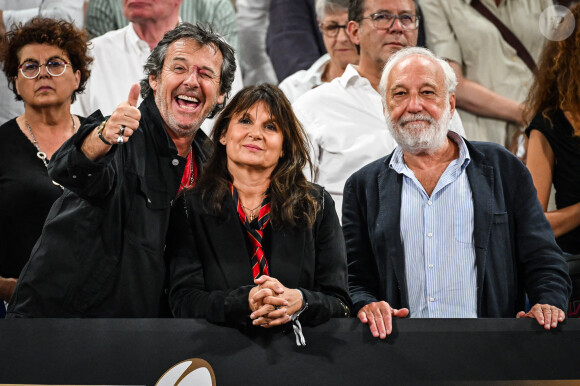 Elle va rejoindre TF1
Jean-Luc Reichmann avec sa femme Nathalie Lecoultre et François Berléand en tribunes lors de la finale de rugby Top 14 opposant le Stade Toulousain Rugby (Toulouse) au Stade Rochelais (La Rochelle) au Stade de France à Saint-Denis, Seine Saint-Denis, le 17 juin 2023. Toulouse a gagné 29-26. © Matthieu Mirville/Bestimage 