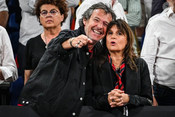 Jean-Luc Reichmann et sa femme Nathalie Lecoultre en tribunes lors de la finale de rugby Top 14 opposant le Stade Toulousain Rugby (Toulouse) au Stade Rochelais (La Rochelle) au Stade de France à Saint-Denis, Seine Saint-Denis, le 17 juin 2023. Toulouse a gagné 29-26. © Matthieu Mirville/Bestimage 