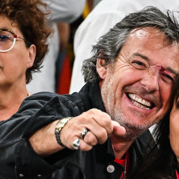 Jean-Luc Reichmann et sa femme Nathalie Lecoultre en tribunes lors de la finale de rugby Top 14 opposant le Stade Toulousain Rugby (Toulouse) au Stade Rochelais (La Rochelle) au Stade de France à Saint-Denis, Seine Saint-Denis, le 17 juin 2023. Toulouse a gagné 29-26. © Matthieu Mirville/Bestimage 