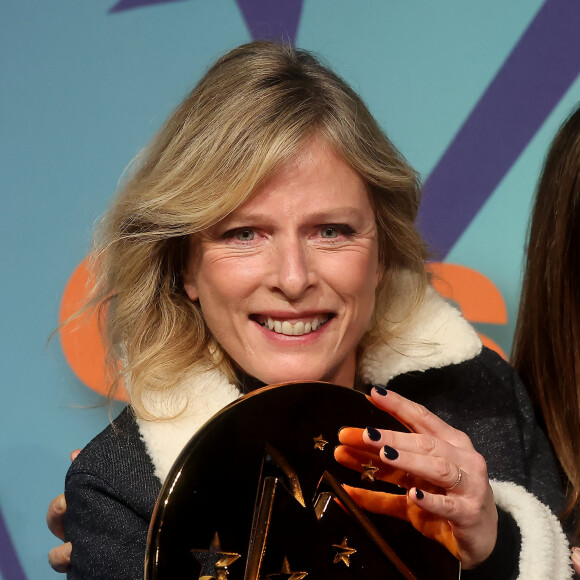 Karin Viard (présidente du jury) avec le prix Isère - Photocall lors de la 26ème édition du festival international du film de comédie de l'Alpe d'Huez le 19 janvier 2023. © Dominique Jacovides / Bestimage 