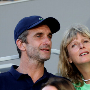 Karin Viard et son compagnon Manuel Herrero dans les tribunes des Internationaux de France de Roland Garros à Paris le 11 juin 2021. © Dominique Jacovides / Bestimage 