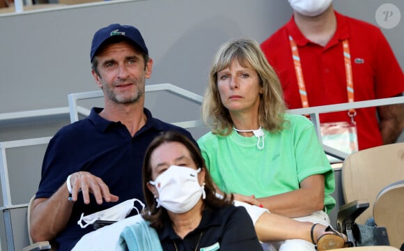 Karin Viard et son compagnon Manuel Herrero dans les tribunes des Internationaux de France de Roland Garros à Paris le 11 juin 2021. © Dominique Jacovides / Bestimage 