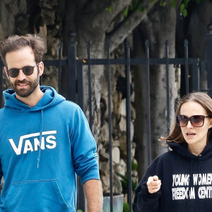 Exclusif - Natalie Portman et son mari enjamin Millepied se promènent à Los Feliz le 18 mai 2022.