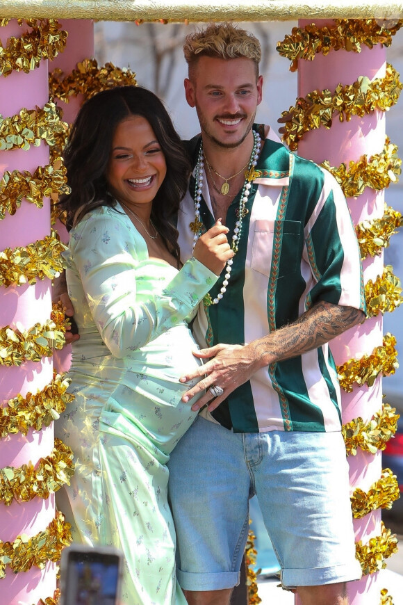 Christina Milian, enceinte, et son compagnon M Pokora (Matt) font la promotion de la marque "Beignet Box" de Christina sur un char lors d'une parade à Los Angeles le 10 avril 2021. 