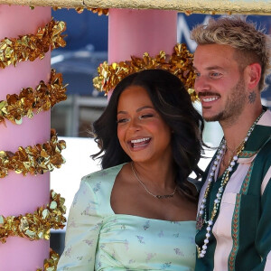 Christina Milian, enceinte, et son compagnon M Pokora (Matt) font la promotion de la marque "Beignet Box" de Christina sur un char lors d'une parade à Los Angeles le 10 avril 2021. 