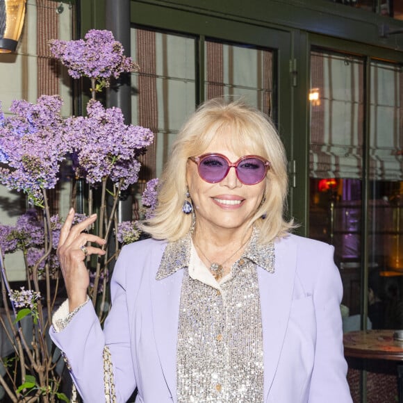 Amanda Lear pose lors de la remise du prix littéraire "La Closerie des Lilas" à la Closerie des Lilas à Paris, le 18 avril 2023.  © Pierre Perusseau/Bestimage