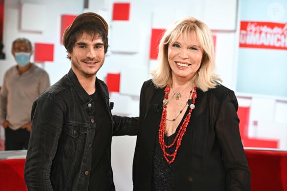 Info du 08/01.2022 ( Amanda Lear opérée du coeur avec succès en Suisse) - Gauvain Sers et Amanda Lear - Enregistrement de l'émission "Vivement Dimanche" présentée par M.Drucker et diffusée le 19 septembre sur France 2. Le 11 septembre 2021 © Guillaume Gaffiot / Bestimage 