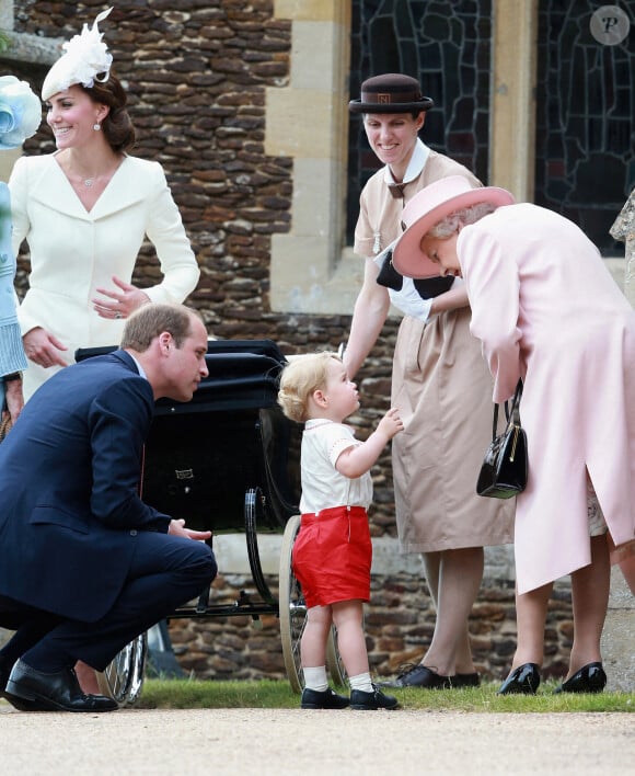 Le duc et la duchesse de Cambridge avec le prince George discutent avec la reine Elizabeth II et la nourrice Maria Teresa Turrion Borrallo, alors qu'ils quittent l'église de Sandringham après le baptême de Charlotte le 5 juillet 2015. @ Chris Jackson/PA Wire. 