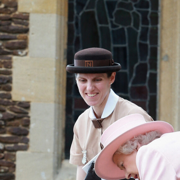 Le duc et la duchesse de Cambridge avec le prince George discutent avec la reine Elizabeth II et la nourrice Maria Teresa Turrion Borrallo, alors qu'ils quittent l'église de Sandringham après le baptême de Charlotte le 5 juillet 2015. @ Chris Jackson/PA Wire. 