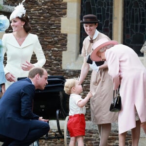 Le duc et la duchesse de Cambridge avec le prince George discutent avec la reine Elizabeth II et la nourrice Maria Teresa Turrion Borrallo, alors qu'ils quittent l'église de Sandringham après le baptême de Charlotte le 5 juillet 2015. @ Chris Jackson/PA Wire.