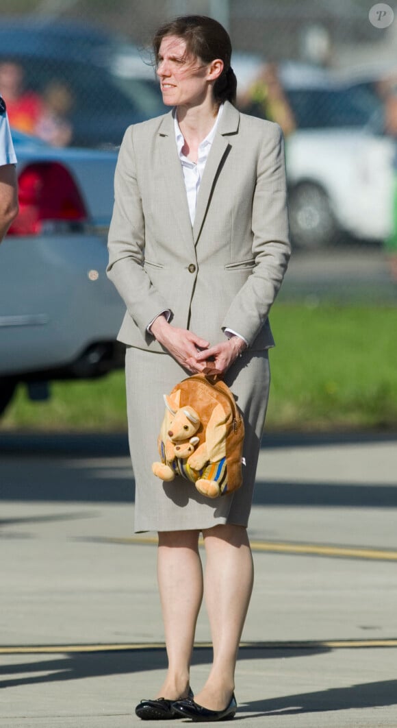 La nourrice du prince George porte un sac kangourou alors que le duc et la duchesse de Cambrige arrivent à Sydney le 16 avril 2014. Photo by Anthony Devlin/PA Wire/ABACAPRESS.COM