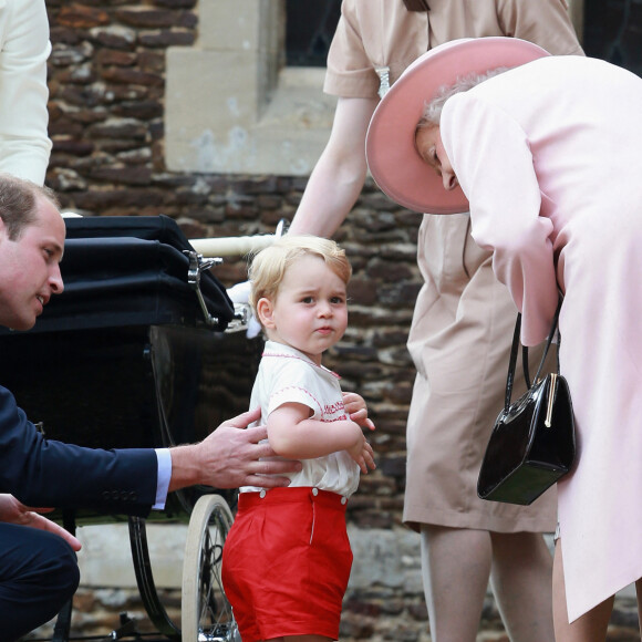 Le duc et la duchesse de Cambridge avec le prince George discutent avec la reine Elizabeth II et la nourrice Maria Teresa Turrion Borrallo, alors qu'ils quittent l'église de Sandringham après le baptême de Charlotte le 5 juillet 2015. @ Chris Jackson/PA Wire.