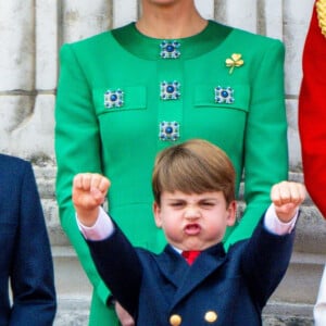 Le prince George, le prince Louis, la princesse Charlotte de Galles - La famille royale d'Angleterre sur le balcon du palais de Buckingham lors du défilé "Trooping the Colour" à Londres. Le 17 juin 2023