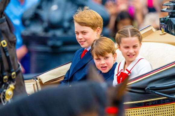 La nourrice de George, Charlotte et Louis est toujours présente avec eux.
Le prince George, le prince Louis et la princesse Charlotte de Galles - La famille royale d'Angleterre lors du défilé "Trooping the Colour" à Londres.