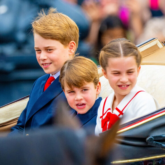 La nourrice de George, Charlotte et Louis est toujours présente avec eux.
Le prince George, le prince Louis et la princesse Charlotte de Galles - La famille royale d'Angleterre lors du défilé "Trooping the Colour" à Londres.