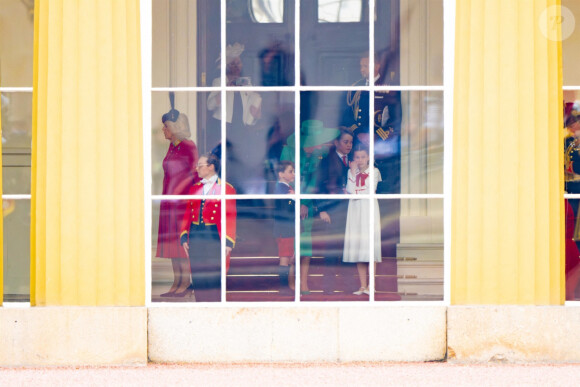 Notamment durant Trooping the Colour, pendant lequel elle a mitraillé les enfants. 
La reine consort, Camilla Parker Bowles, Kate Catherine Middleton, princesse de Galles, le prince George, la princesse Charlotte et le prince Louis de Galles - La famille royale d'Angleterre lors du défilé "Trooping the Colour" à Londres. Le 17 juin 2023