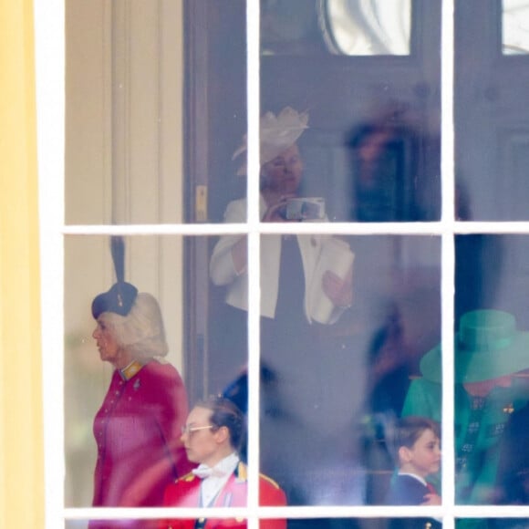 Notamment durant Trooping the Colour, pendant lequel elle a mitraillé les enfants. 
La reine consort, Camilla Parker Bowles, Kate Catherine Middleton, princesse de Galles, le prince George, la princesse Charlotte et le prince Louis de Galles - La famille royale d'Angleterre lors du défilé "Trooping the Colour" à Londres. Le 17 juin 2023