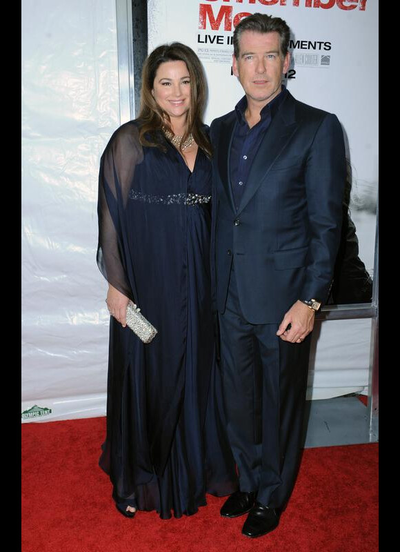 Pierce Brosnan et son épouse Kelly Shaye Smith lors de la première de Remember Me à New York au Paris Theater le 1er mars 2010