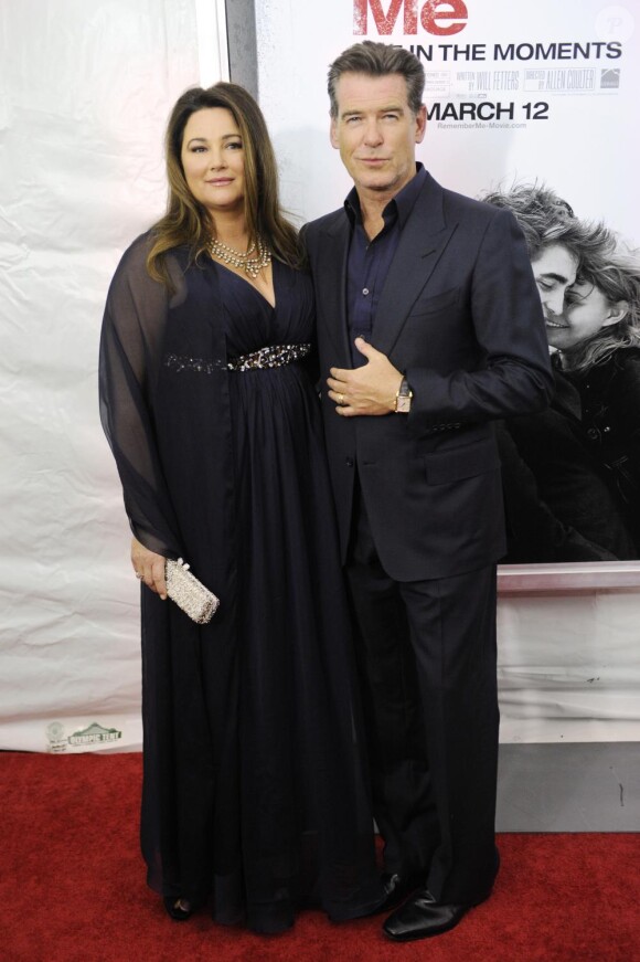 Pierce Brosnan et son épouse Kelly Shaye Smith lors de la première de Remember Me à New York au Paris Theater le 1er mars 2010