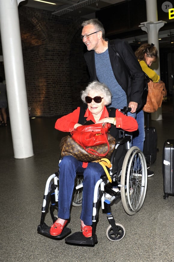 Claude Sarraute est morte dans la nuit de lundi à mardi à l'âge de 95 ans, comme annoncé par son fils Martin Tzara à l'AFP.
Exclusif - Laurent Ruquier et Claude Sarraute - La bande à Ruquier à la gare de St-Pancras repart de Londres après avoir fêté les 90 ans de Claude Sarraute à Londres le 24 juin 2017.