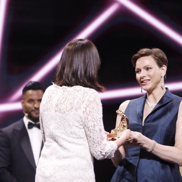 Elle a en effet réalisé sa mission avec le sourire.
La princesse Charlene de Monaco, Ewa Ewart (prix spécial Prince Ranier III) lors de la cérémonie de clôture de la 62ème édition du festival de télévision de Monte-Carlo le 20 juin 2023. © Denis Guignebourg / Bestimage 
