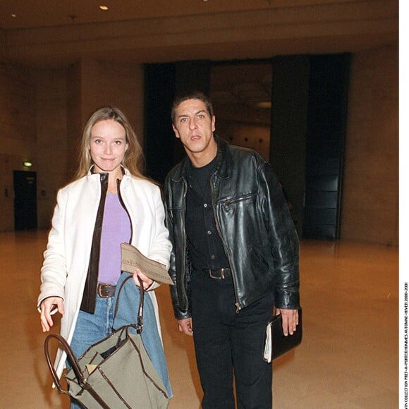 Samy Naceri et Marie Guillard - People - Défilé de Mode Lanvin Collection Pret à Porter homme automne-hiver 2000-2001 à Paris.