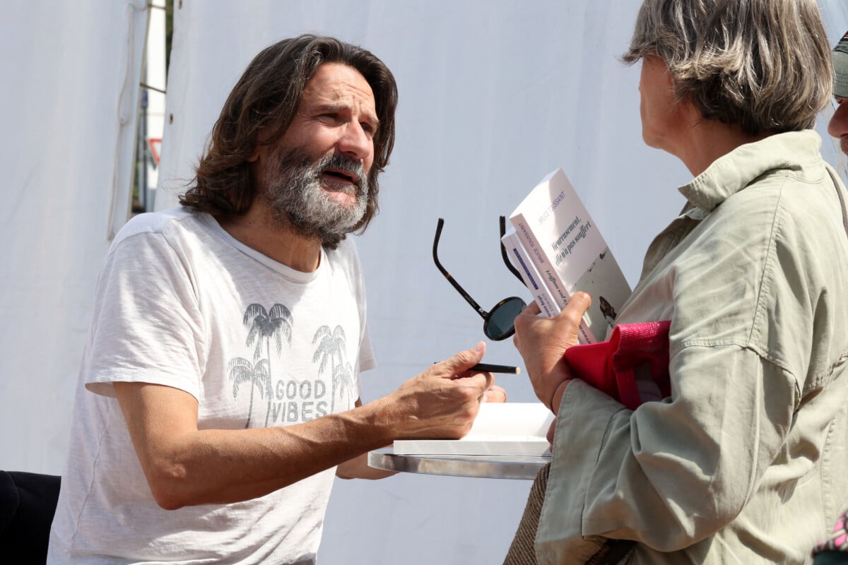 Photo Exclusif Frédéric Beigbeder pour la signature de son livre Photo Exclusif Frédéric Beigbeder pour la signature de son livre
