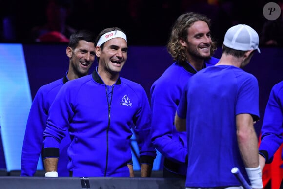Roger Federer (Sui), Stefanos Tsitsipas (Gre), Novak Djokovic (Ser) - Tennis : Roger Federer, tire sa révérence en larmes, lors de Laver Cup à l'O2 Arena de Londres le 23 septembre 2022. La paire Federer/Nadal (Europe) s'est inclinée face à Sock/Tiafoe (Reste du monde) 4-6, 7-6 (7/2), 11-9. © Antoine Couvercelle / Panoramic / Bestimage