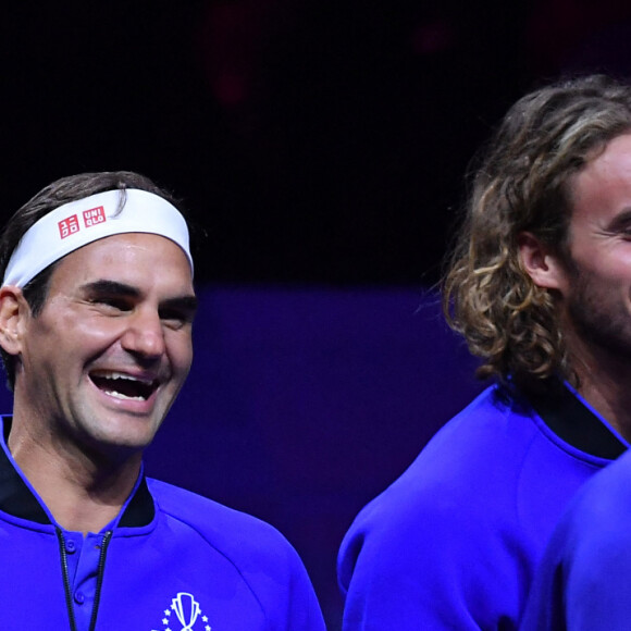 Roger Federer (Sui), Stefanos Tsitsipas (Gre), Novak Djokovic (Ser) - Tennis : Roger Federer, tire sa révérence en larmes, lors de Laver Cup à l'O2 Arena de Londres le 23 septembre 2022. La paire Federer/Nadal (Europe) s'est inclinée face à Sock/Tiafoe (Reste du monde) 4-6, 7-6 (7/2), 11-9. © Antoine Couvercelle / Panoramic / Bestimage