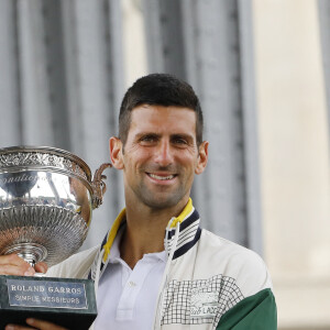 Le Serbe vient de remporter son 23ème titre du Grand Chelem à Roland-Garros
 
Novak Djokovic avec son trophée de Roland Garros devant la Tour Eiffel et sous le pont de Bir-Hakeim à Paris. Le 12 juin 2023 © Marc Ausset-Lacroix / Bestimage