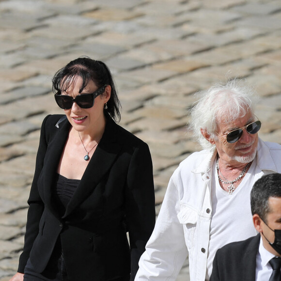 Quarante-cinq années les séparent, mais cela ne leur fait pas peur
Hugues Aufray et sa compagne Muriel lors de la cérémonie d’hommage national à Jean-Paul Belmondo à l’Hôtel des Invalides à Paris, France, le 9 septembre 2021. © Dominique Jacovides/Bestimage