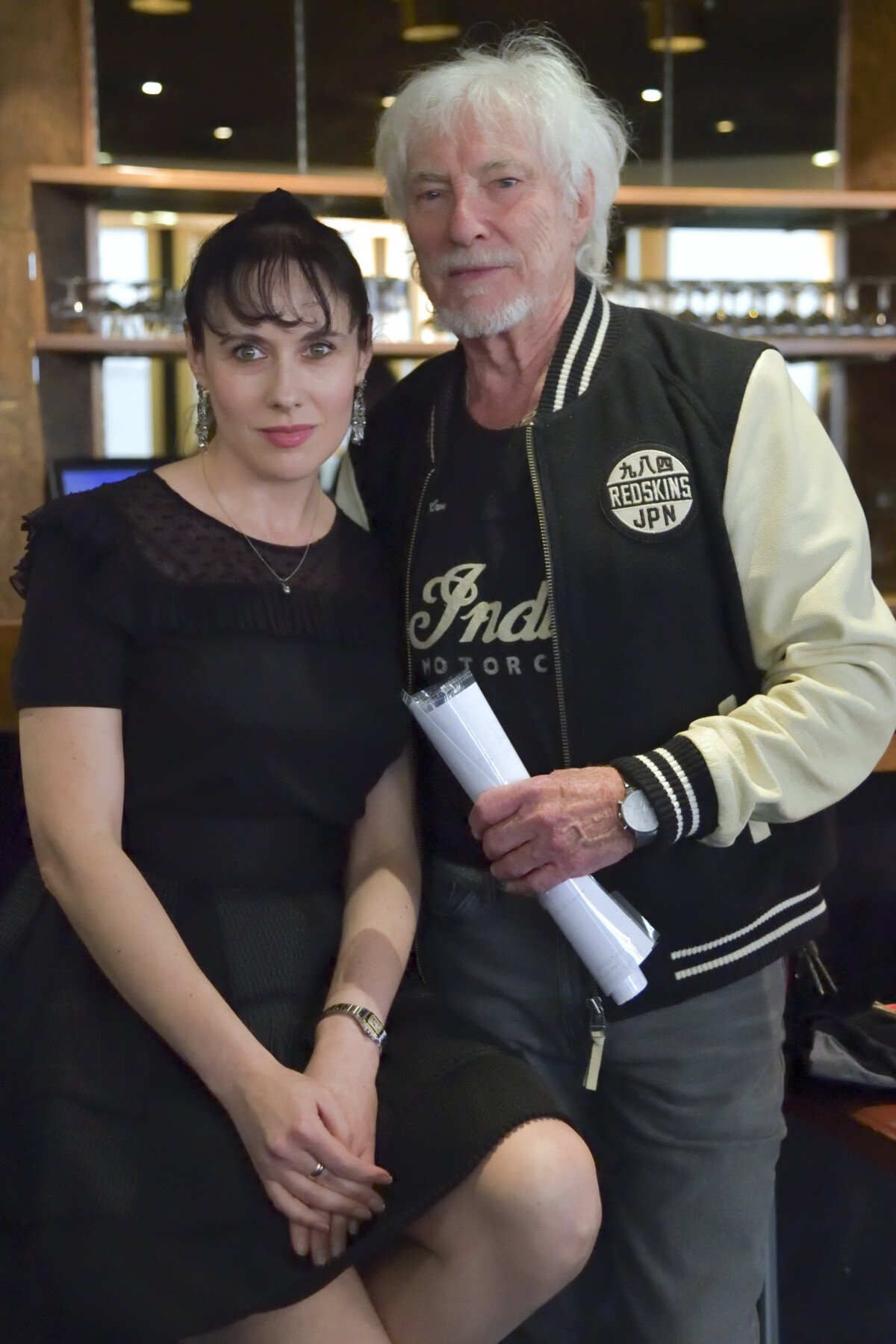 Hugues Aufray, 93 tuổi, sắp kết hôn với người bạn đời trẻ Muriel, kém ông 45 tuổi! - Purepeople