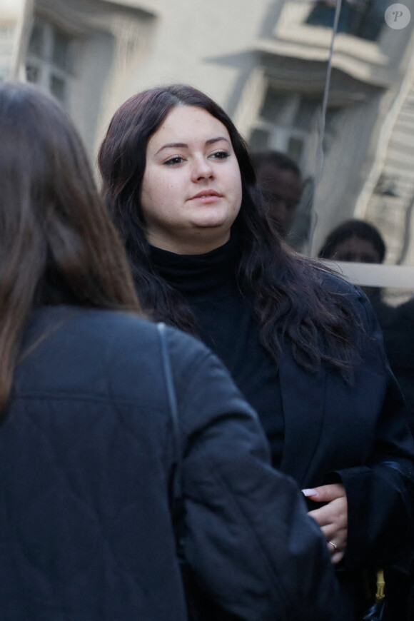 Lou, la fille de Jean-Pierre Pernaut - Sorties des obsèques de Jean-Pierre Pernaut en la Basilique Sainte-Clotilde à Paris le 9 mars 2022. © Christophe Clovis / Bestimage