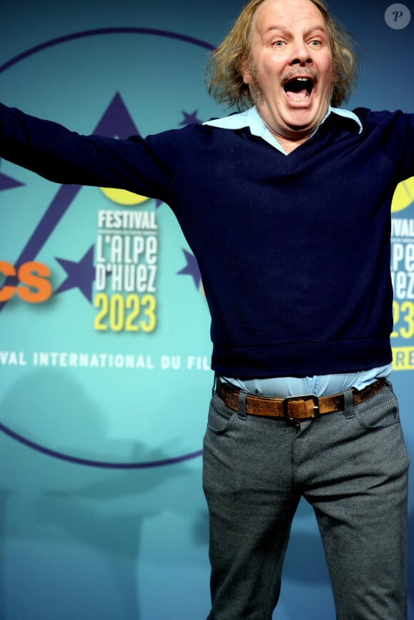 Philippe Katerine - Photocall lors de la 26ème édition du festival international du film de comédie de l'Alpe d'Huez le 17 janvier 2023. © Dominique Jacovides / Bestimage