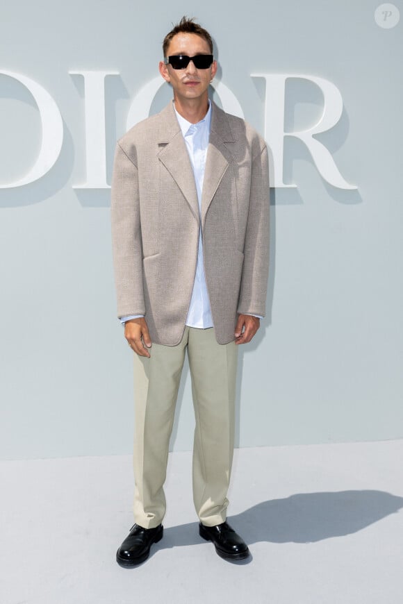 Oliver Sim - Les célébrités au défilé Dior "Collection Homme Prêt-à-Porter Printemps/Eté 2024" lors de la Fashion Week de Paris (PFW), le 23 juin 2023. © Olivier Borde / Bestimage 