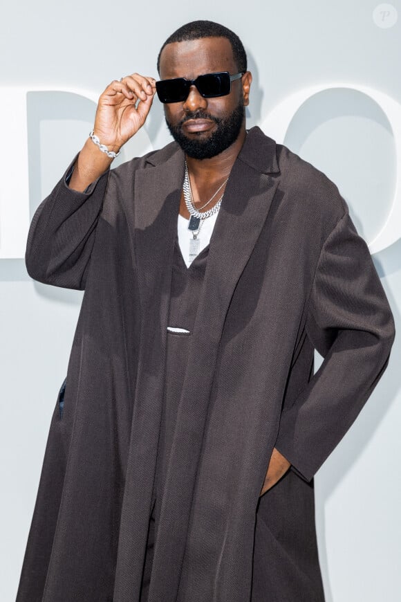 Gims avait également choisi une tenue XXL. 
Gims - Les célébrités au défilé Dior "Collection Homme Prêt-à-Porter Printemps/Eté 2024" lors de la Fashion Week de Paris (PFW), le 23 juin 2023. © Olivier Borde / Bestimage 