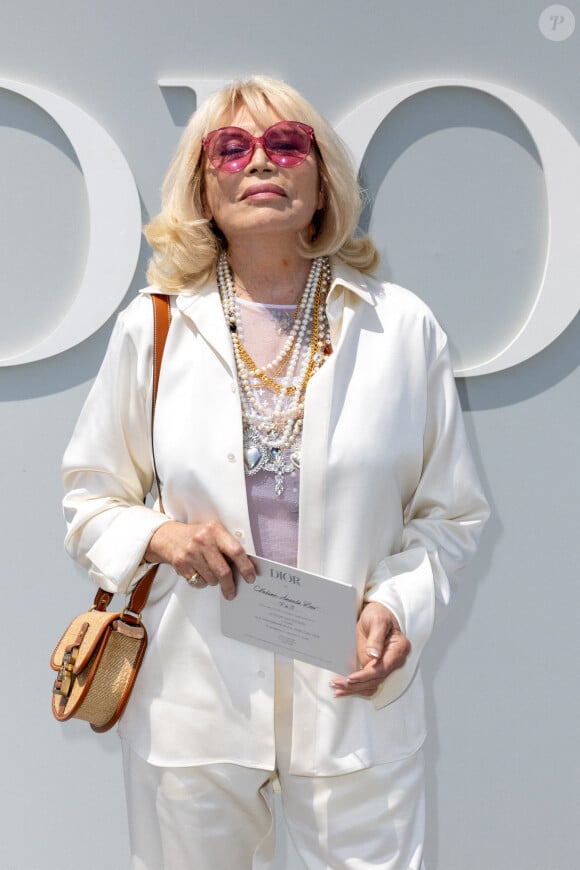 Et elle avait une jumelle de look : Amanda Lear était habillée presque comme elle ! 
Amanda Lear - Les célébrités au défilé Dior "Collection Homme Prêt-à-Porter Printemps/Eté 2024" lors de la Fashion Week de Paris (PFW), le 23 juin 2023. © Olivier Borde / Bestimage 