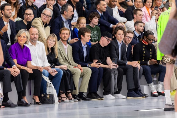 La famille Arnault était également venue quasiment au complet. 
Hélène Arnault, Victoire de Castellane, Frédéric Arnault, Jean Arnault - Front row du défilé Dior "Collection Homme Prêt-à-Porter Printemps/Eté 2024" lors de la Fashion Week de Paris (PFW), le 23 juin 2023. © Olivier Borde / Bestimage 
