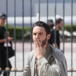 Tut comme le mannequin Baptiste Giabiconi, qui avait mis une cape ! 
Baptiste Giabiconi - Les célébrités quittent le défilé Dior "Collection Homme Prêt-à-Porter Printemps/Eté 2024" lors de la Fashion Week de Paris (PFW), le 23 juin 2023. © Christophe Clovis / Bestimage 