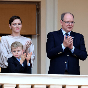 Le prince Albert était vêtu d'un chemise bleu claire et d'une veste bleu marine
Le prince Albert II de Monaco, la princesse Charlene et leurs enfants, le prince héréditaire Jacques et la princesse Gabriella durant la célébration de la traditionnelle fête de la Saint Jean à Monaco le 23 juin 2023. © Claudia Albuquerque / Bestimage 