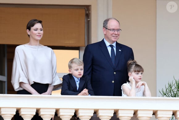 Le prince Jacques portait exactement la mère tenue
Le prince Albert II de Monaco, la princesse Charlene et leurs enfants, le prince héréditaire Jacques et la princesse Gabriella durant la célébration de la traditionnelle fête de la Saint Jean à Monaco le 23 juin 2023. © Claudia Albuquerque / Bestimage