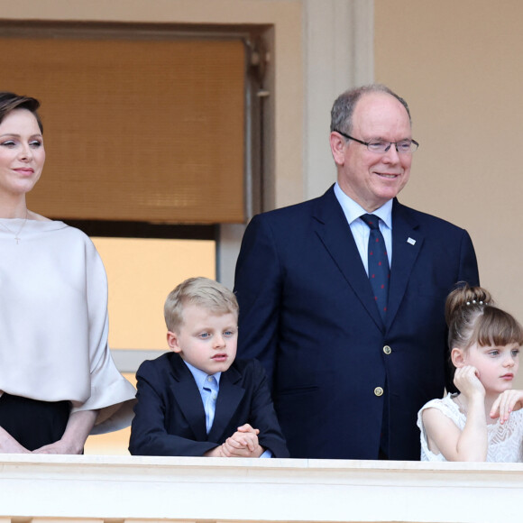 Le prince Jacques portait exactement la mère tenue
Le prince Albert II de Monaco, la princesse Charlene et leurs enfants, le prince héréditaire Jacques et la princesse Gabriella durant la célébration de la traditionnelle fête de la Saint Jean à Monaco le 23 juin 2023. © Claudia Albuquerque / Bestimage