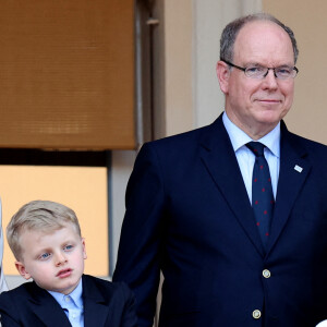 La famille princière de Monaco était réunie au balcon du Palais pour la Saint-Jean
Le prince Albert II de Monaco, le prince héréditaire Jacques et la princesse Gabriella durant la célébration de la traditionnelle fête de la Saint Jean à Monaco. © Claudia Albuquerque / Bestimage 