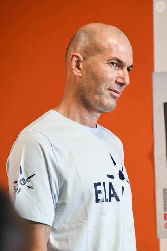 Zinedine Zidane fut le coéquipier de Bixente Lizararu en équipe de France et à Bordeaux
Zinedine Zidane lors de la lecture de la dictée ELA aux élèves de la 6ème F du collège Henri Barnier à Marseille le 18 octobre 2022. Le texte de la dictée 2022 est de Mohamed Mbougar SARR, "L'étoile qui n'avait pas sommeil", lauréat du Prix Goncourt 2021. 