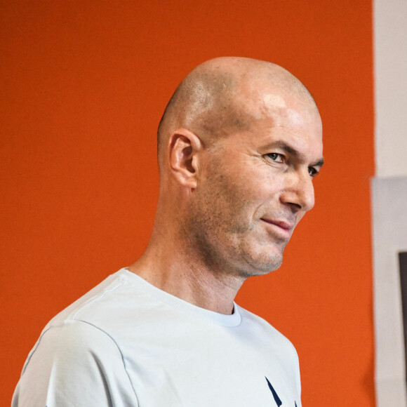 Zinedine Zidane fut le coéquipier de Bixente Lizararu en équipe de France et à Bordeaux
Zinedine Zidane lors de la lecture de la dictée ELA aux élèves de la 6ème F du collège Henri Barnier à Marseille le 18 octobre 2022. Le texte de la dictée 2022 est de Mohamed Mbougar SARR, "L'étoile qui n'avait pas sommeil", lauréat du Prix Goncourt 2021. 