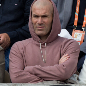 Zinedine Zidane - Les célébrités dans les tribunes lors des Internationaux de France de Tennis de Roland Garros 2022, le 27 mai 2022. © MPP / Bestimage 