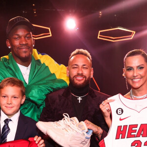 Le basketteur américain Jimmy Butler était également venu pour soutenir son ami
 
Neymar, Jimmy Butler, Davi Lucca et Bruna Biancardi à la soirée caritative au bénéfice de l'association de Neymar Jr. "l'Instituto Projeto", son institut pour les enfants défavorisés, à Sao Paulo.