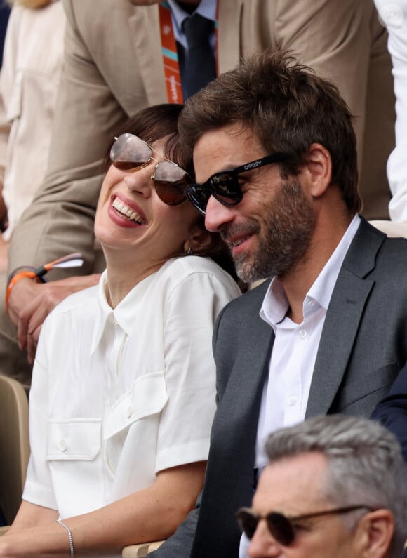 Nolwenn Leroy et son compagnon Arnaud Clément dans les tribunes lors des Internationaux de France de Tennis de Roland Garros 2022. Paris, le 5 juin 2022. © Dominique Jacovides/Bestimage 