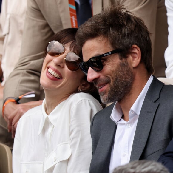 Nolwenn Leroy et son compagnon Arnaud Clément dans les tribunes lors des Internationaux de France de Tennis de Roland Garros 2022. Paris, le 5 juin 2022. © Dominique Jacovides/Bestimage 